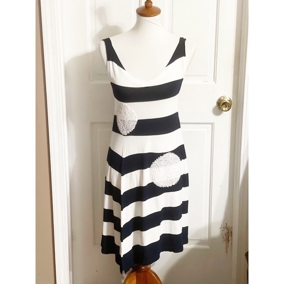 D. Exterior Navy And White Dress